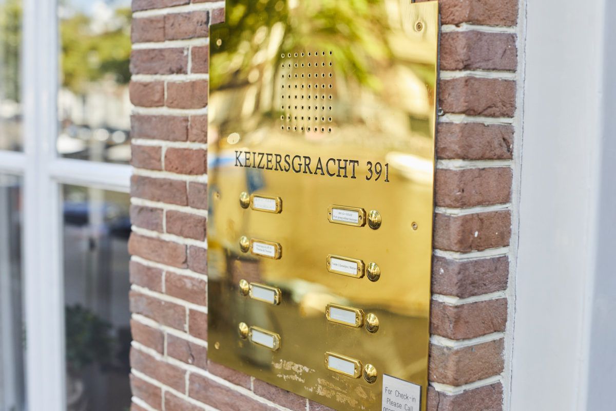 Foto van de intercom op het gebouw in Amsterdam